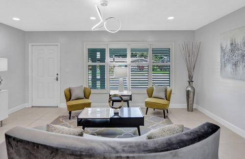 Central Corals Casa | Spacious 2BR in Coral Heights w BBQ/Pool, sleeps 6