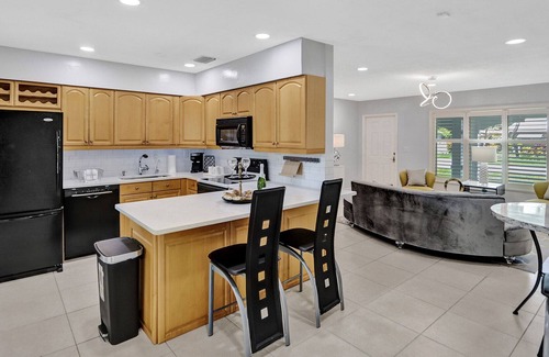 Central Corals Casa | Spacious 2BR in Coral Heights w BBQ/Pool, sleeps 6