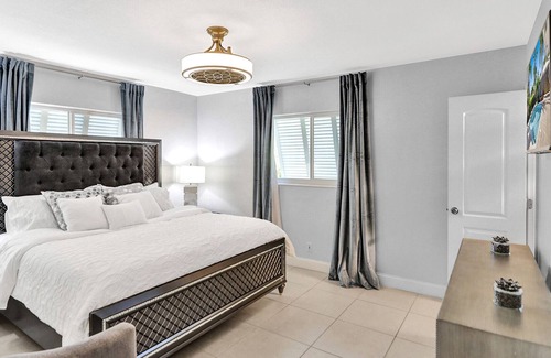 Central Corals Casa | Spacious 2BR in Coral Heights w BBQ/Pool, sleeps 6