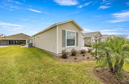 Sumter County Casa | Spacious 2BR in The Villages With Golf Cart and King Bed