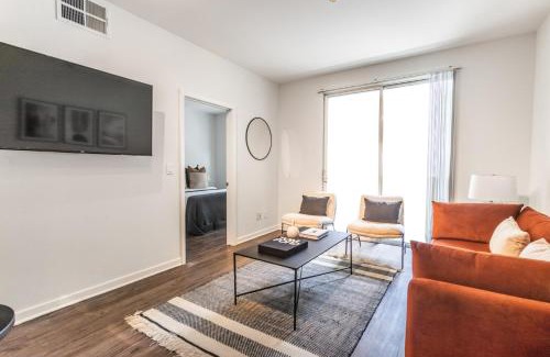 Downtown Apartamento | Spacious 2BR Near Santa Monica Beach, Walk Everywhere!