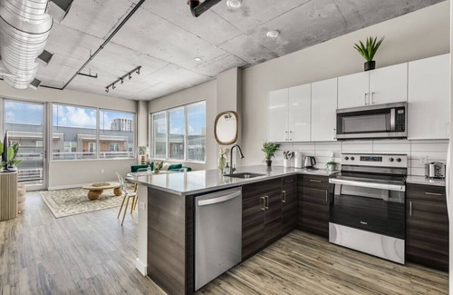 Historic Uptown Apartamento | Spacious 2BR Retreat– Perfect for Tropicana Events