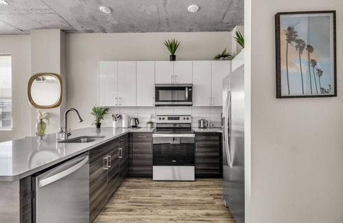 Historic Uptown Apartamento | Spacious 2BR Retreat– Perfect for Tropicana Events