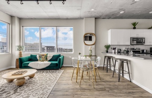 Historic Uptown Apartamento | Spacious 2BR Retreat– Perfect for Tropicana Events