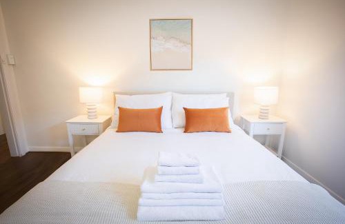 Glebe Casa | Spacious 2BR Retreat with Garden, BBQ & Free Parking