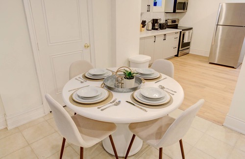 Churchill Meadows Apartamento | Spacious 2BR Suite Fully Equipped W/ Free Parking!