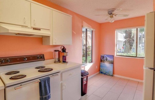 New Smyrna Beach Casa | Spacious 2BR Townhome in Venetian Villas