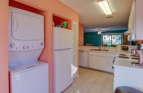 New Smyrna Beach Casa | Spacious 2BR Townhome in Venetian Villas