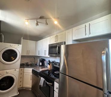 Central West End Apartamento | Spacious 2BR unit near BJ Hospital