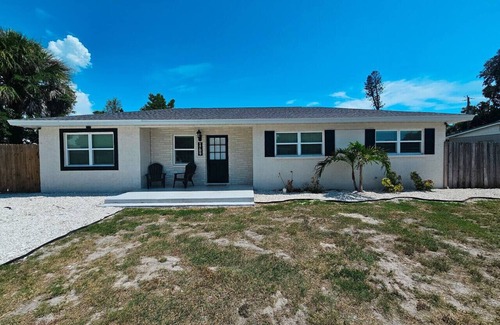 Bayshore Gardens Casa | Spacious 3/2 w fenced yard - 5 to IMG & SRQ