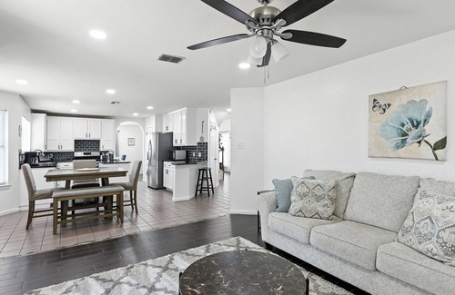 Saxony Casa | Spacious 3/ 21/2 house 24 min drive to Austin downtown