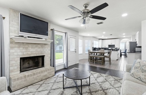Saxony Casa | Spacious 3/ 21/2 house 24 min drive to Austin downtown
