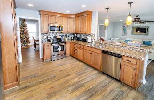 Newburgh Casa | Spacious 3,400 Sq Ft Family Retreat - Sleeps 11 - Game Room + Lake View