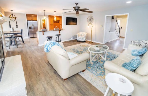 Newburgh Casa | Spacious 3,400 Sq Ft Family Retreat - Sleeps 11 - Game Room + Lake View