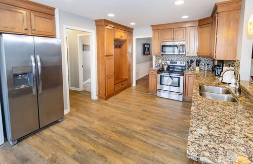 Newburgh Casa | Spacious 3,400 Sq Ft Family Retreat - Sleeps 11 - Game Room + Lake View