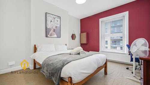 Grove Apartamento | Spacious 3 Bedroom Flat in Kingston Town!