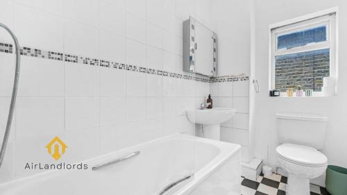 Grove Apartamento | Spacious 3 Bedroom Flat in Kingston Town!