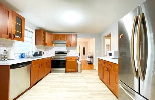 Cove - East Side - Shippan Casa | Spacious 3 Bd Home Pet Friendly, Parking and Laundry