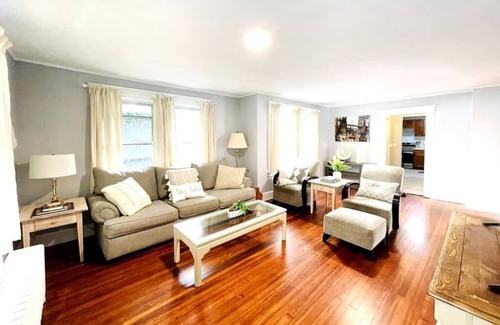 Cove - East Side - Shippan Casa | Spacious 3 Bd Home Pet Friendly, Parking and Laundry