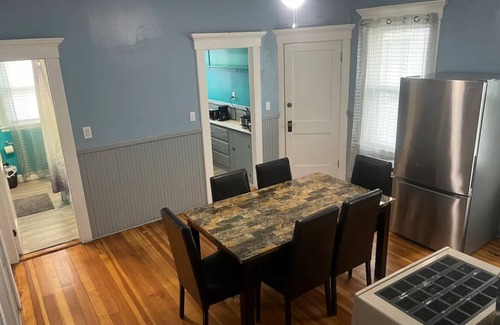 New Bedford Apartamento | SPACIOUS 3 BDRM APARTMENT 3RD FL W/ DECK OVERSEEING CITY SKYLINE