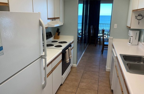 Crescent Beach Condominio | Spacious 3-bedroom condo end unit with wrap around balcony 6th floor west view