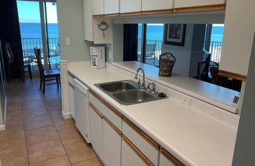 Crescent Beach Condominio | Spacious 3-bedroom condo end unit with wrap around balcony 6th floor west view