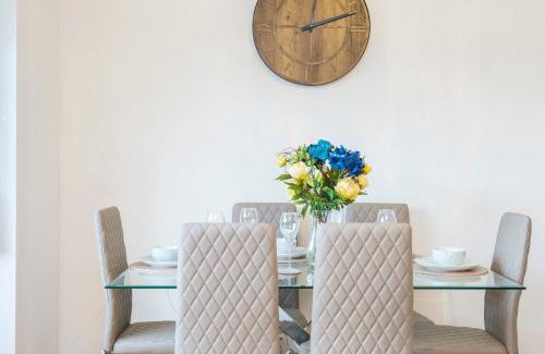 Custom House Apartamento | Spacious 3 Bed 1 Bath Hse w guest toilet w parking Near Excel - E16