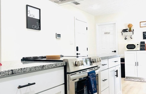 Indianapolis Casa | Spacious 3 bed 2.5 half bath cozy modern home in established neighborhood!