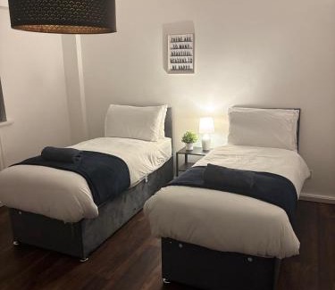 Edgbaston Apartamento | Spacious 3-bed apartment close to Birmingham City with free parking with Netflix contractor stays welcome