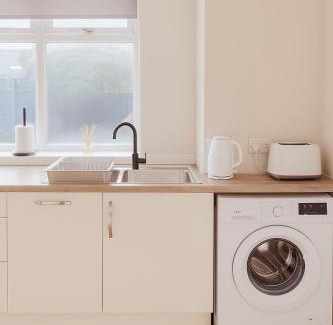 Bristol Casa | Spacious 3-Bed Contractor-Friendly Home