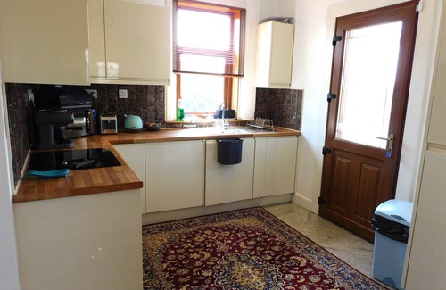 Drumchapel Casa | Spacious 3 Bed Family Friendly Home with Garden & Parking, Sleeps 6 & Baby, Nea