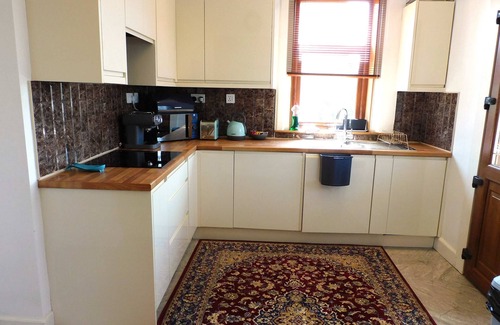 Drumchapel Casa | Spacious 3 Bed Family Friendly Home with Garden & Parking, Sleeps 6 & Baby, Nea