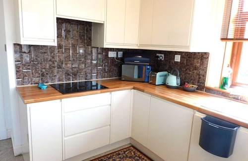 Drumchapel Casa | Spacious 3 Bed Family Friendly Home with Garden & Parking, Sleeps 6 & Baby, Nea