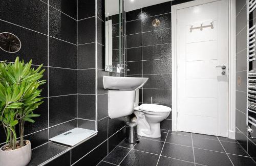 Glasgow Casa | Spacious 3 Bed Home in Glasgow City With Free Parking