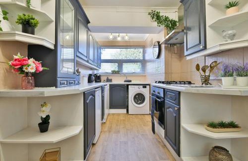 Fairwater Casa | Spacious 3 Bed Home with Pool Table