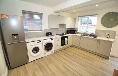 Ridgeway Casa | Spacious 3 Bed House - Newly Refurbished