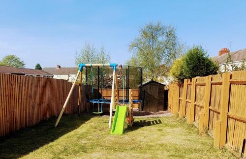 Willenhall Casa | Spacious 3 bed house, great for FAMILIES and CONTRACTORS, sleeps 5 plus FREE Parking - Triumph Serviced Accommodation Wolverhampton