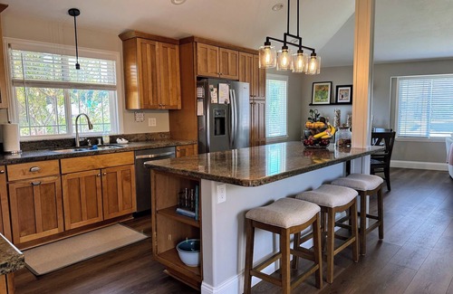 Bay Ho Casa | Spacious 3 bed house with hot tub, outdoor oasis, near bay, beaches, fun!