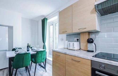 Clayton Casa | Spacious 3-Bed, Ideal for Long-Term, FREE Parking!