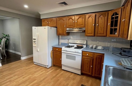 Alden Manor Apartamento | Spacious 3 bed unit in the heart of Elmont. Fully renovated with new furniture.