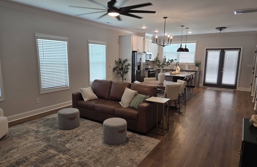 Normal Casa | Spacious 3-bedroom townhome just minutes from downtown Hsv, Redstone Arsenal.