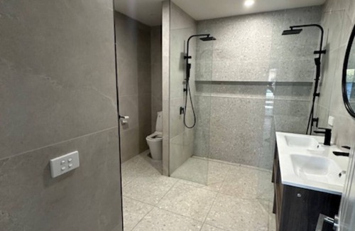 Donald Casa | Spacious 3 Bedroom, 2 Bathroom, Secure Parking and Pet friendly house.