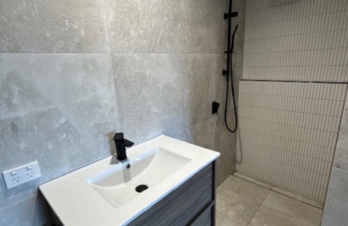 Donald Casa | Spacious 3 Bedroom, 2 Bathroom, Secure Parking and Pet friendly house.