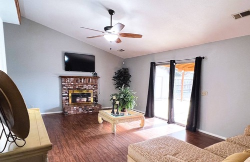 Tulare Casa | Spacious 3 bedroom 2 bath Tulare House