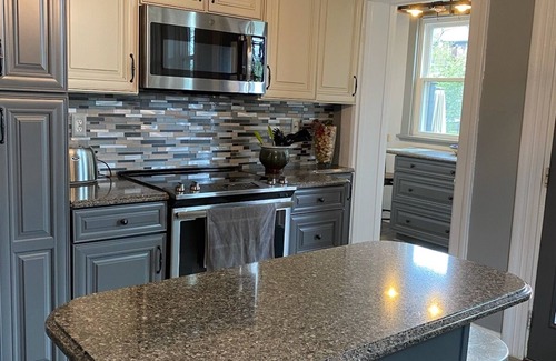 Shaw Casa | Spacious 3 bedroom and 2.5 bathroom home located in historic Shaw Neighborhood.