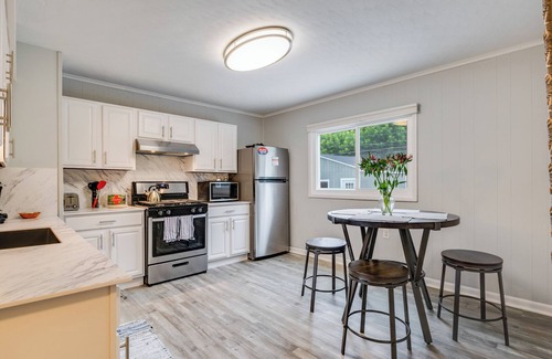 Albright Apartamento | Spacious 3 bedroom Apartment, Located in the Heart of Elmwood Village