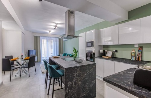 St. Andrew's Apartamento | Spacious 3-bedroom apartment with WiFi, AC in beautiful Swieqi