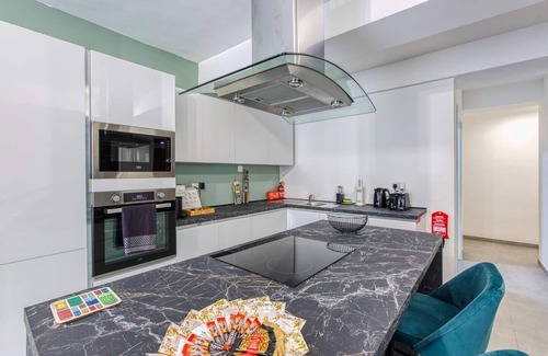 St. Andrew's Apartamento | Spacious 3-bedroom apartment with WiFi, AC in beautiful Swieqi