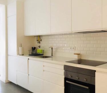 Palhais Apartamento | Spacious 3 Bedroom Apartment 20 Min To Lisbon