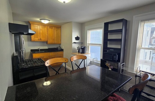 East Shore Apartamento | Spacious 3-bedroom Beach House in welcoming New Haven, Close to Everything!